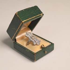 Anillo Art Déco antiguo. Anillo de diamantes de talla europea antigua de 0,55 cts. Circa 1920. Hecho a mano en platino. Color I y claridad VS2.