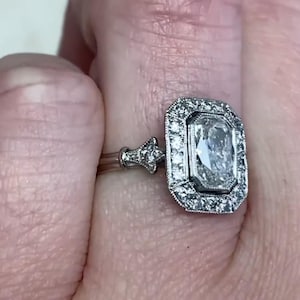 Vendita - Anello di fidanzamento con diamante taglio cuscino allungato da 0,95 ct al centro, certificato GIA. Anello con diamante di forma rettangolare. Anello vintage in platino.
