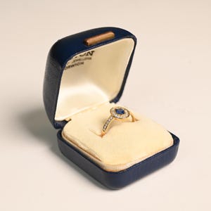 Anello vintage con zaffiro taglio ovale da 0,40 ct al centro, circa 1980. Anello in oro giallo 18 carati fatto a mano. Anello con pietra portafortuna di settembre. Zaffiro portafortuna.