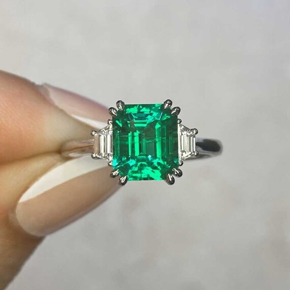 Anello con smeraldo e diamanti a taglio smeraldo da 1 95 ct