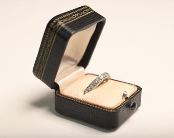 Alianza de boda Art Déco antigua. Alianza de boda de media eternidad con diamantes de talla europea antigua, circa 1920. Alianza de boda de platino hecha a mano.