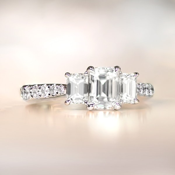 Anello con diamante a taglio smeraldo in stile tre pietre da 1,01 carati. Anello in oro giallo 18 carati.