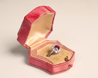 Anillo de rubí rojo. Anillo de rubí natural de talla cojín de 1,30 cts, estilo eduardiano. Anillo con piedra natal de julio, circa 1950. Anillo de platino. Anillo con piedra natal.