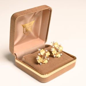 Vintage Shreve, Crump en Low-oorbellen. Diamantoorring in takstijl met bladeren, circa 1970. Gemaakt van 18 kt geelgouden oorbellen.
