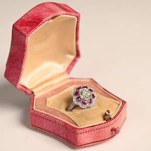 Anillo de compromiso de 1,47 ct con diamantes de talla europea antigua, certificado por el GIA. Detalle de rubíes naturales de talla media luna. Hecho a mano en platino.
