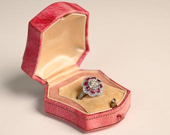 Anillo de compromiso de 1,47 ct con diamantes de talla europea antigua, certificado por el GIA. Detalle de rubíes naturales de talla media luna. Hecho a mano en platino.