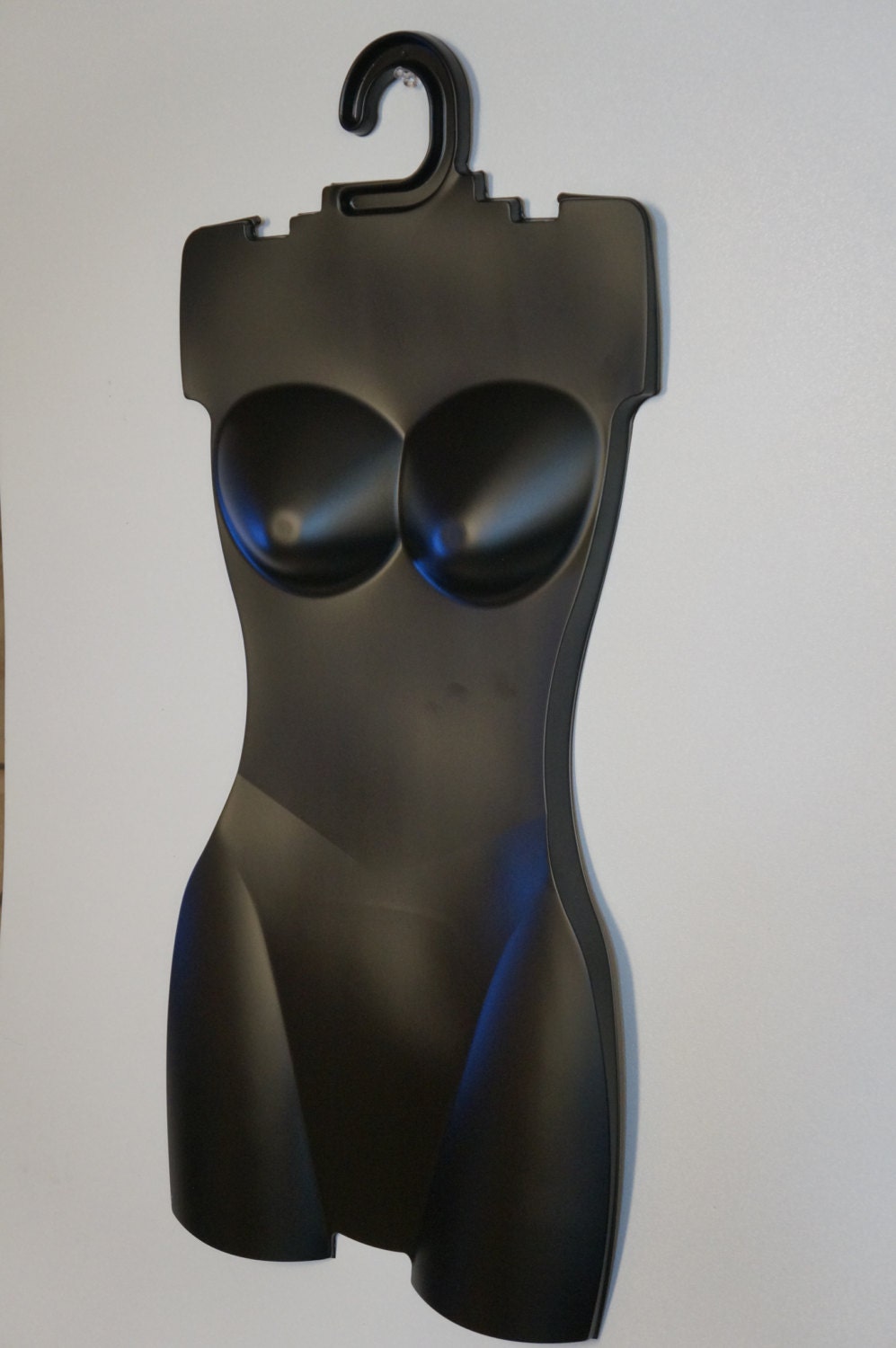 Cintres lingerie féminine plastique, présentoirs sous-vêtements femme.