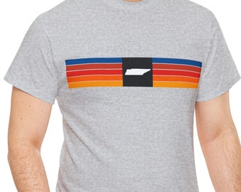 Könnte beinhalten: Ein graues T-Shirt mit einem Retro-Design, das einen weißen Umriss des Bundesstaates Tennessee und bunte Streifen in Rot, Orange, Gelb und Blau zeigt.