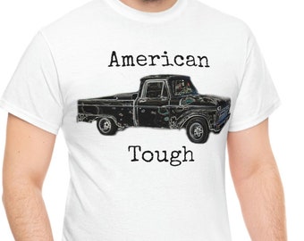 Könnte beinhalten: Weißes T-Shirt mit einer Schwarzweißillustration eines Vintage-Pickups und dem Text "American Tough".