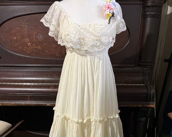Gunny Sax by Jessica Formal Dress Off-White Gauzy Cotton Full Skirt Lace Trimmed Bodice Empire waist Tie Back Prom Wedding Bride Hippie