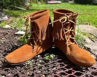 Minnetonka Ankle Boot Moccasins Fringed Brown Suede Womens Size