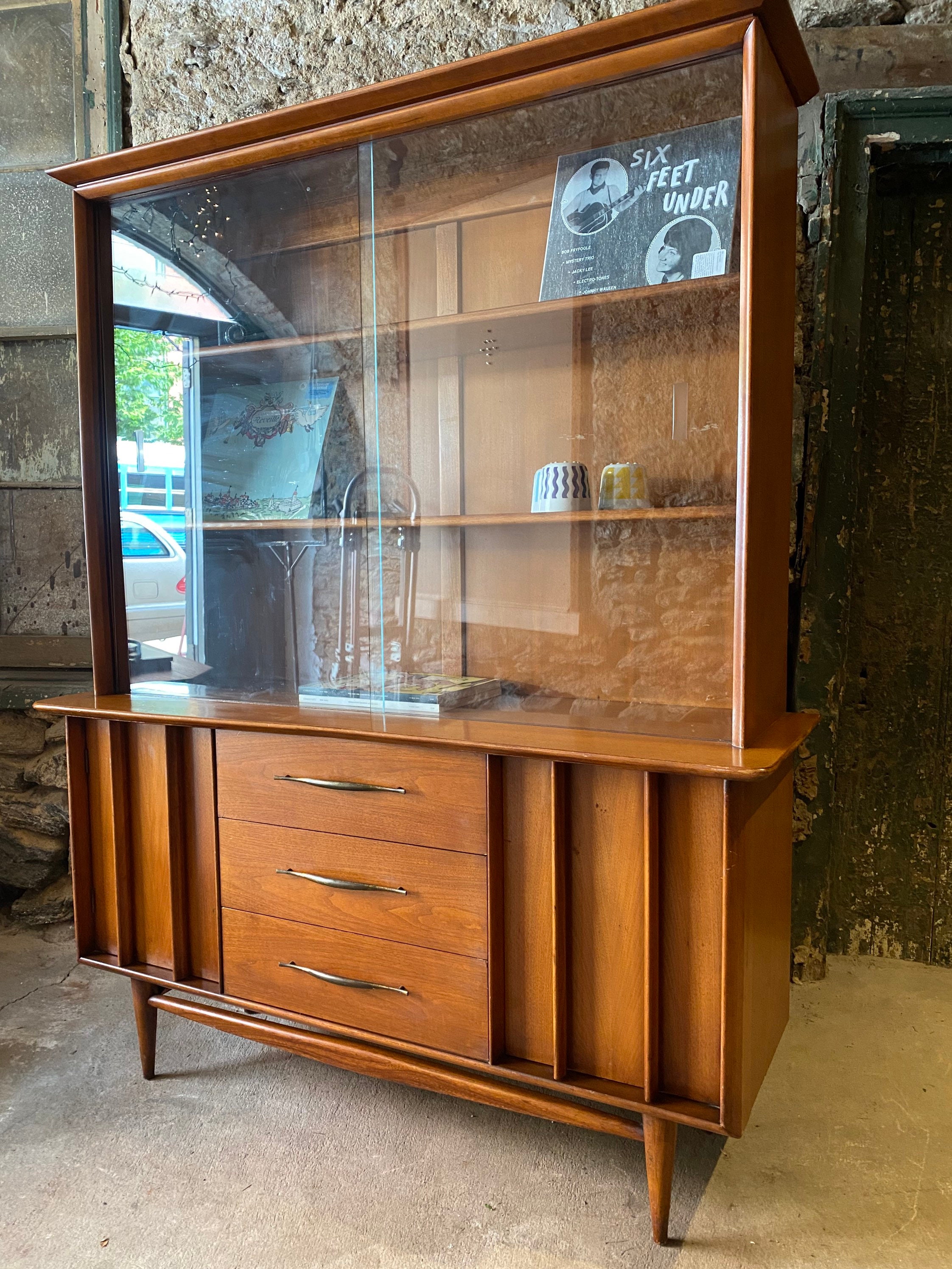 Mid century modern china cabinet discount