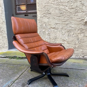 Mid century lounge chair Scandinavian arm chair mid century accent chair image 1