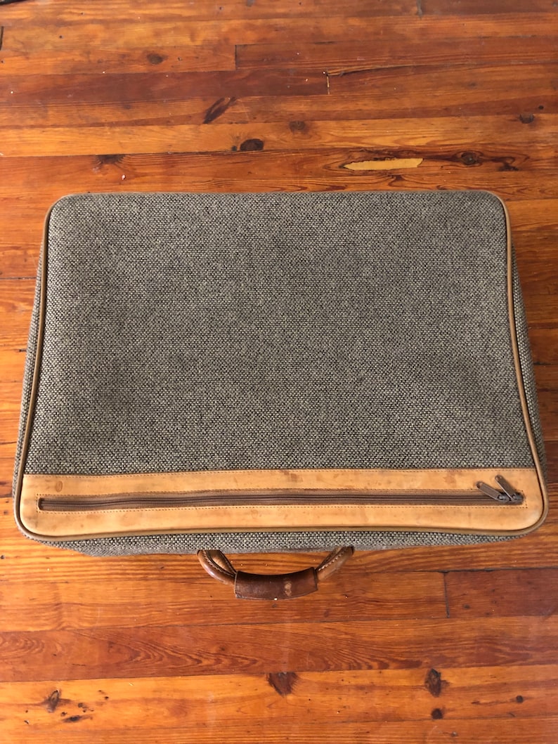 Great Description About Vintage Tweed Suitcase