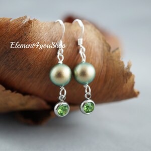Brincos verdes iridescentes | Pingente de pedra de nascimento de peridoto de agosto | Pérola Swarovski | Brincos para madrinhas | Presente para festa de casamento | Joias de aniversário
