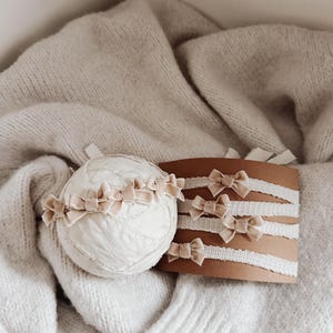 Beige sammetsrosetter - pannband för nyföddfotografering
