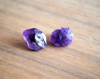 Boucles d’oreilles Raw Amethyst Stud, Boucles d’oreilles Amethyst Gemstone, Postes en acier chirurgical