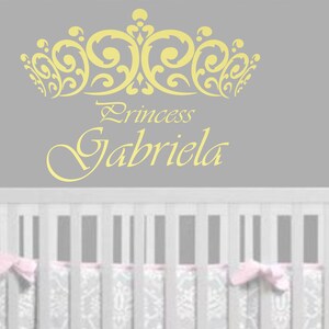 Może przedstawiać: Ż&oacute;łta dekoracyjna naklejka ścienna z wzorem korony i tekstem "Princess Gabriela".