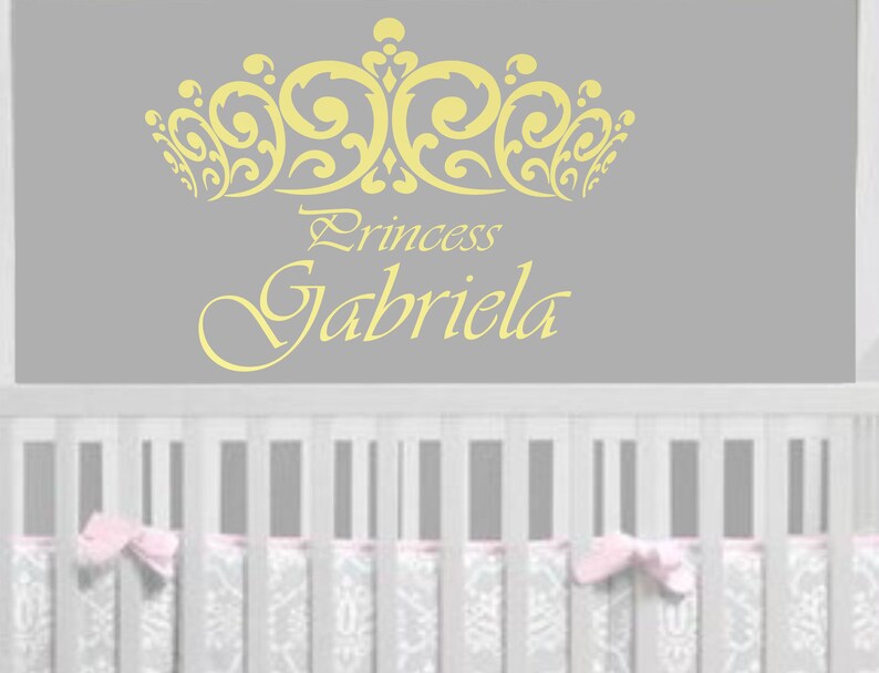 Może przedstawiać: Ż&oacute;łta dekoracyjna naklejka ścienna z wzorem korony i tekstem "Princess Gabriela".
