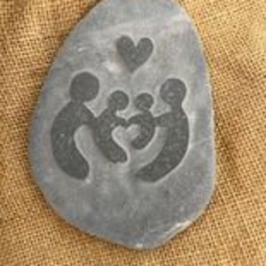 Un parfait petit cadeau sculpté à la main pour de nouveaux jumeaux ou des parrains et marraines. Fait main à partir de galets, ou pour célébrer la fête des mères !