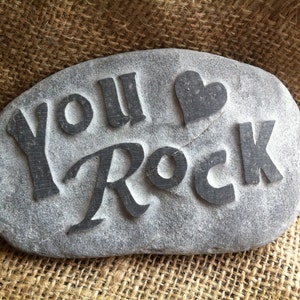 You Rock Galet sculpté à la main, un cadeau amusant parfait pour la Saint-Valentin ! Peut être personnalisé aussi ! Un cadeau pour la personne que vous aimez