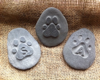 Memory pebble, hand carved in natural stone, the perfect way to remember your loved one. Personalized, plaque