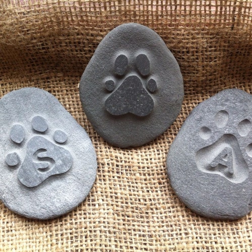 Memory pebble, hand carved in natural stone, the perfect way to remember your loved one. Personalized, plaque