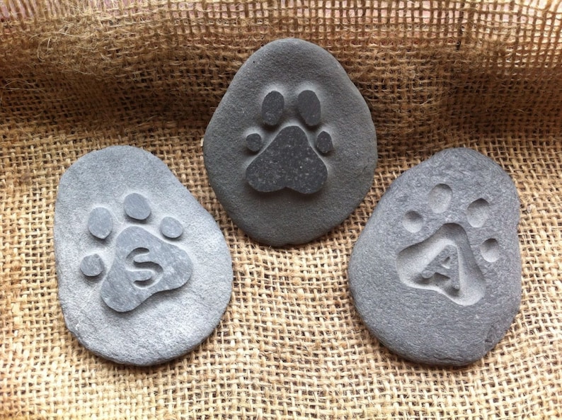 Memory pebble, hand carved in natural stone, the perfect way to remember your loved one. Personalized, plaque, plus a hessian gift bag image 2