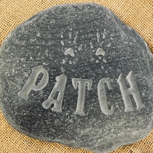 Piedra de memoria tallada a mano con 2 huellas de patas de rata sobre el nombre de tu querido amigo peludo