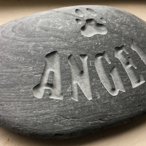 Una piedra de memoria tallada a mano, un recuerdo perfecto para mascotas y un marcador de tumba para gatos, perros, caballos, conejillos de indias, conejos y seres queridos.