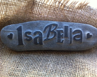 Pedra de bebê esculpida à mão, um presente perfeito para uma recém-chegada! Usando letras alternativas descoladas, que surgem da pedra.