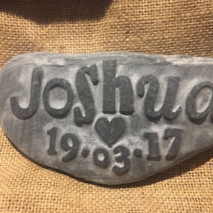 Piedra de memoria tallada a mano con el nombre de tu amigo peludo, además de una fecha, mascota, gato, perro, animal y corazón.