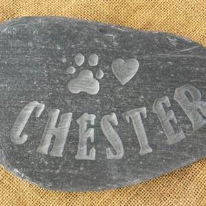 Piedra de memoria tallada y hecha a mano, un recuerdo conmemorativo perfecto para mascotas, como un gato, un perro o un ser querido, con una huella de pata y un corazón sobre el nombre.