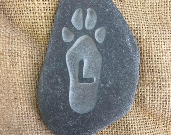 Memory pebble, hand carved rabbit paw print with an initial inside, the perfect way to remember your loved one. Personalized, plaque