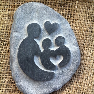 Un parfait petit cadeau sculpté à la main pour de nouveaux jumeaux ou des parrains et marraines. Fait main à partir de galets, ou pour célébrer la fête des mères !