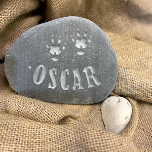 Piedra de memoria tallada a mano con la huella de una pata de conejillo de indias sobre el nombre de tu querido amigo peludo, utilizando piedra natural.
