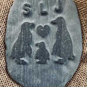 Pierre de pingouin personnalisée sculptée à la main avec un bébé pingouin et ses parents (ou parrains et marraines), cadeau parfait pour un nouveau bébé, parrains et marraines