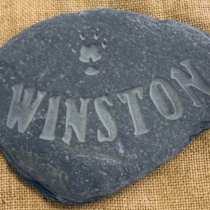 Piedra de memoria tallada a mano con la huella de una pata de conejillo de indias o un hámster encima del nombre de tu querido amigo peludo