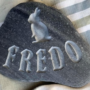 Piedra de memoria tallada a mano con la silueta de un conejo sobre el nombre de tu querido amigo peludo