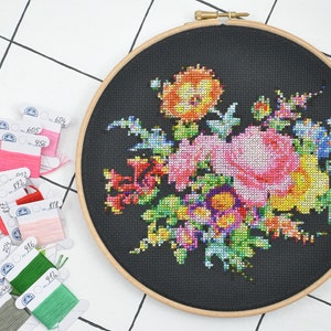 Fantásticamente exuberante. RAMO DE FLORES. Patrones de bordado para telas oscuras, patrones de punto de cruz victorianos. Patrón punto de cruz ramo de flores