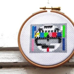 Motif de broderie au point de croix moderne, image de test de télévision colorée, décoration nerd pixel art, cadre TV, brodez vous-même le motif de point de croix - TV TEST