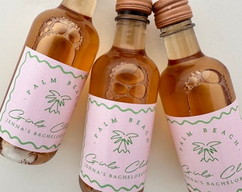 Op de afbeelding: Drie glazen flessen met roze en groene etiketten waarop "Palm Beach Girls Club Jenna's Bachelorette" staat.
