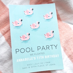Könnte beinhalten: Eine hellblaue Poolparty-Einladung mit rosafarbenen Flamingo-Schwimmtieren. Der Text lautet "POOL PARTY", "WE FLOATED", "ANNABELLE'S 11TH BIRTHDAY", "WED | JULY 24 | 11AM" und "9441 W 97TH PLACE, ST JOHN".