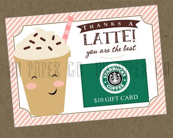 Op de afbeelding: Cadeaukaart met een cartoon latte en de tekst "THANKS A LATTE! you are the best". De kaart bevat een Starbucks Coffee cadeaukaart, met een roze en witte gestreepte rand.