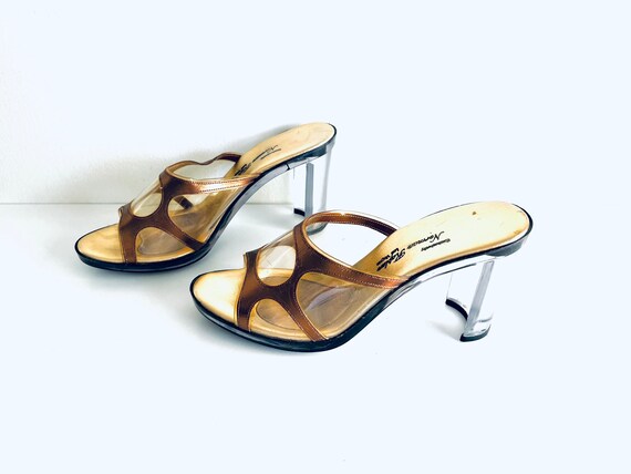 Sandali e scarpe con plateau in lucite dorata anni '60, realizzati