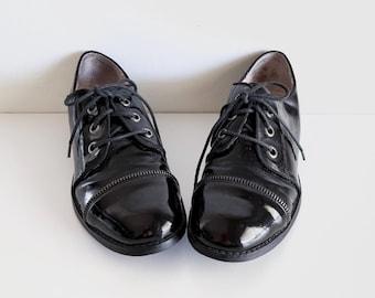 Zapatos Derby con cordones de charol negro de los años 90, fabricados en Brasil por Chinese Laundry. Talla 9 para mujer.