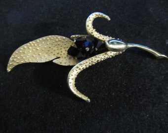 Vintage PARCO Faux Pearl Cluster Gold Textured Leafy Lily Flower Pin Brooch Leaf