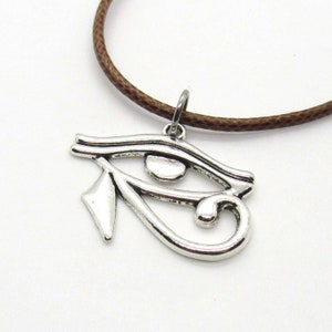 Puede incluir: Collar con colgante de plata del ojo de Horus con cord&oacute;n de cuero marr&oacute;n.