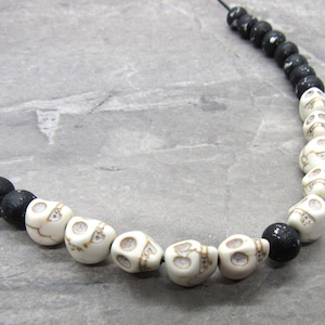 Halloween ketting, Howlite schedel kralen ketting, houten kralen ketting, mannen ketting, vrouwen ketting, Halloween kostuum sieraden