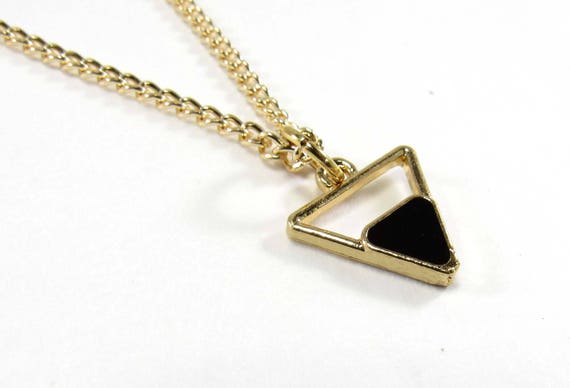 Pendentif de charme en émail noir triangle plaqué or, collier de conception  géométrique, collier pour hommes, bijoux pour hommes, collier pour femmes -   France
